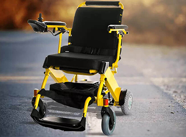 Radfelge und Schiebegriff des Rollstuhls